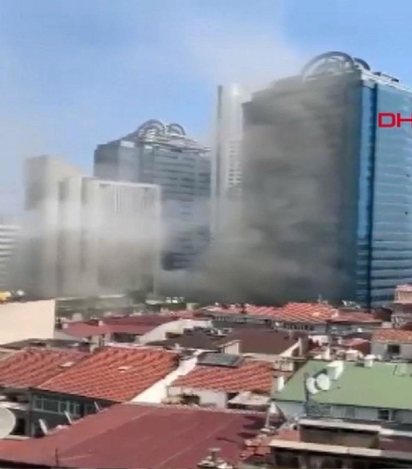 İstanbul'da plaza yangını!