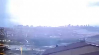 İstanbul’da sağanak yağışta çakan şimşekler geceyi aydınlattı