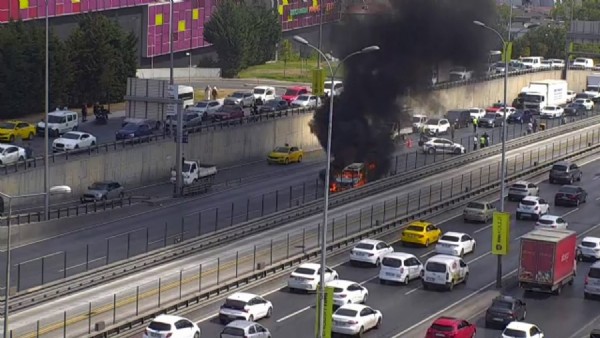 E-5 Karayolunda seyir halindeki araç alev aldı! Ekipler olay yerinde