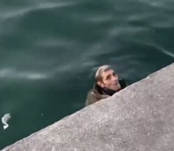 İstanbul'da alkollü şahıs denize düştü: Allah beni boğmuyor