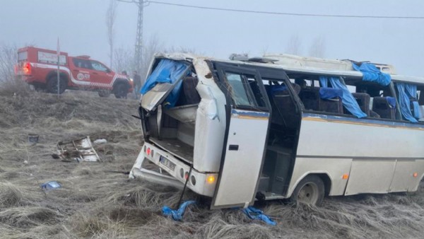 İşçileri taşıyan midibüs şarampole yuvarlandı: 1 ölü, 16 yaralı