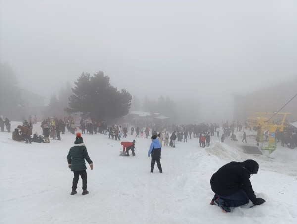 Bursa'da Uludağ kayak merkezlerine ziyaretçi akını