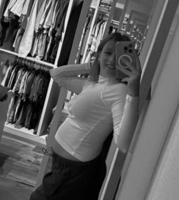 Gizem Karaca’dan hamilelik pozu