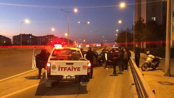 Çorlu’da otomobil bariyerlere saplandı