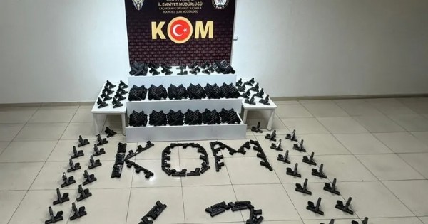 Konya’da bir eve yapılan operasyonda 400 adet tabanca ele geçirildi.