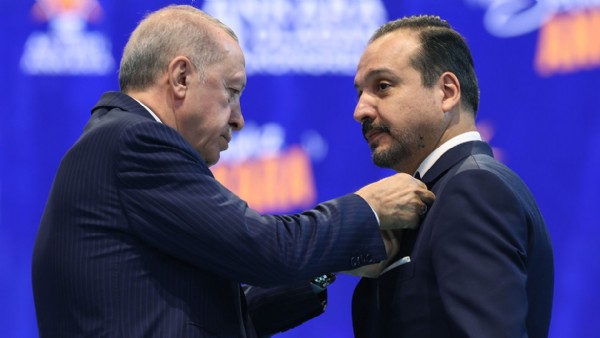 Cumhurbaşkanı Erdoğan, AK Parti'ye katılan Kürşad Zorlu'ya rozet taktı