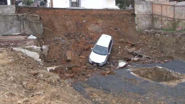 İstnbul'da toprak kayması! Binadakiler tahliye edildi