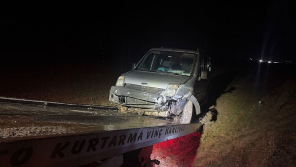 Hafif ticari araç kontrolden çıkarak araziye girdi: 5 yaralı