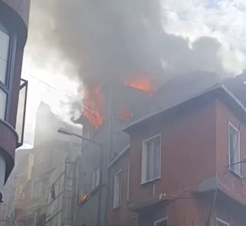 Beyoğlu'nda korkutan yangın: Ekipler bölgede!