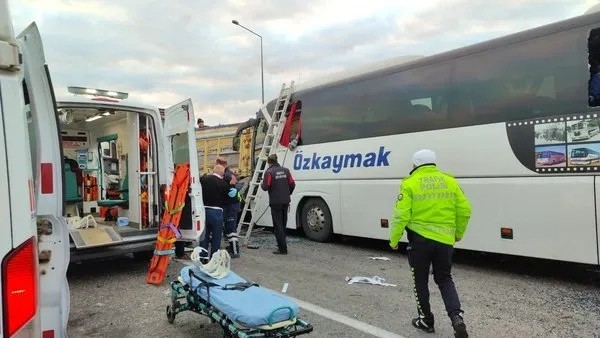 Konya’da yolcu otobüsü, kamyon ve TIR zincirleme kaza yaptı; çok sayıda yaralı var