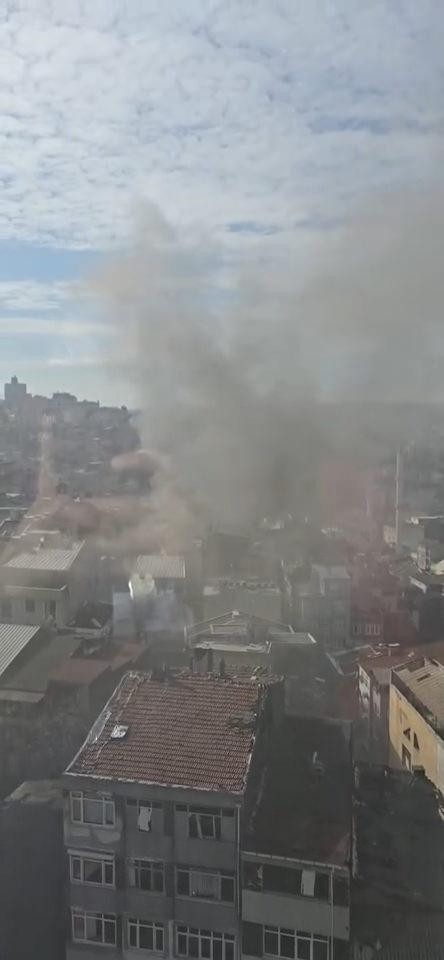 Beyoğlu'nda korkutan yangın: Ekipler bölgede!