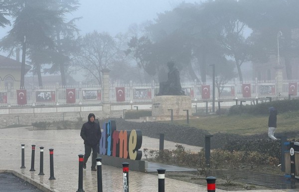 Edirne'de dünden bu yana sis etkili oluyor