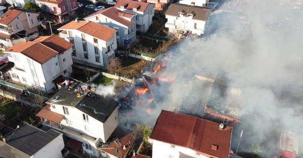 Tekirdağ'da yangın: Pazar tezgahlarından evlere sıçradı