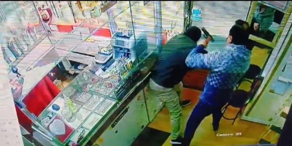 Bursa'da trajikomik soygun! Oyuncal silahla kuyumcu soymaya çalıştı! Dayak yedi! İşte o anlar...