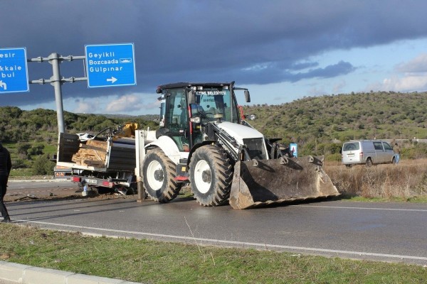Çanakkale'de 2 kamyonet çarpıştı: Ölü ve yaralılar var