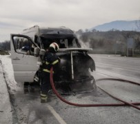 Bursa'da servis halindeki minibüs yandı