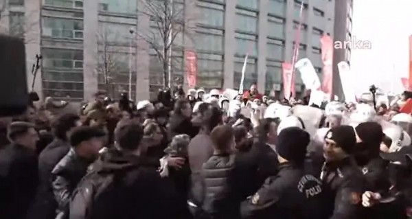 Çağlayan'da CHP'lilerden skandal provokasyon: İmamoğlu'nu bahane ettiler, polislere saldırıp taşkınlık çıkardılar!