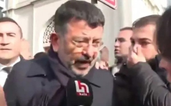 Çağlayan'da CHP tiyatrosu! Canlı yayına girince biber gazından etkilenmiş gibi yaptı