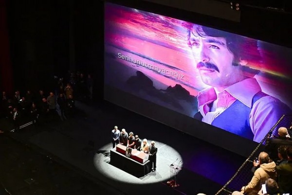 Bakan Ersoy'dan Ferdi Tayfur açıklaması! 'Büyük bir ismi kaybettik'