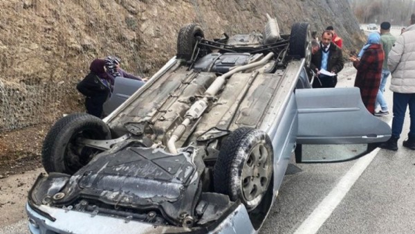 Hakemleri taşıyan otomobil devrildi, maç ertelendi