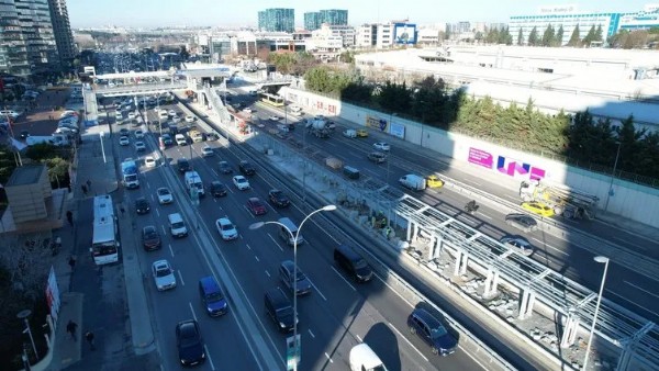 İBB’ye Yenibosna metrobüs durağı tepkisi! Vatandaşlardan 6 aydır bitmeyen tadilata isyan etti: Sözler tutulmadı!