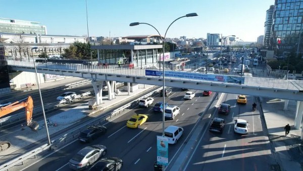 İBB’ye Yenibosna metrobüs durağı tepkisi! Vatandaşlardan 6 aydır bitmeyen tadilata isyan etti: Sözler tutulmadı!