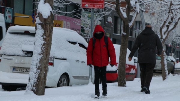 Van’da kar esareti: Yüzlerce yerleşim yeri ulaşıma kapandı