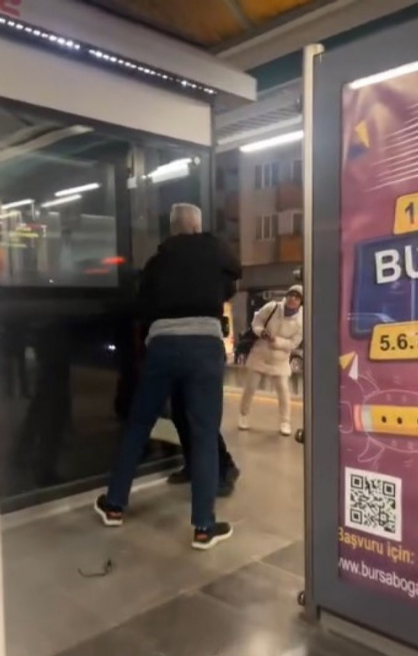 Bursa'da metro istasyonunda yumruklu kavga