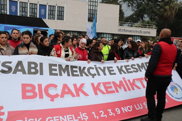 İzmir Büyükşehir Belediyesi’nde maaş krizi: İşçiler eylem yaptı