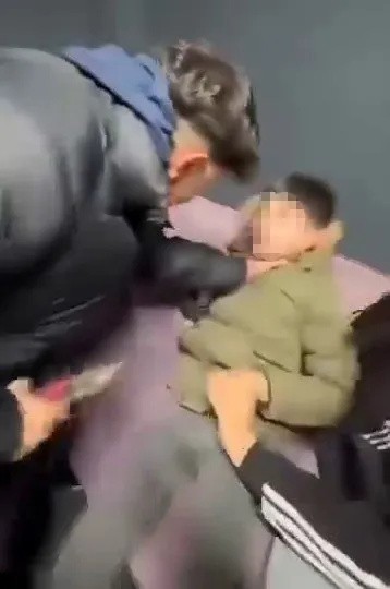 Sosyal medya bu görüntüleri konuşuyor! Sağır ve dilsiz çocuğa işkence: Sana da böyle yaparız!