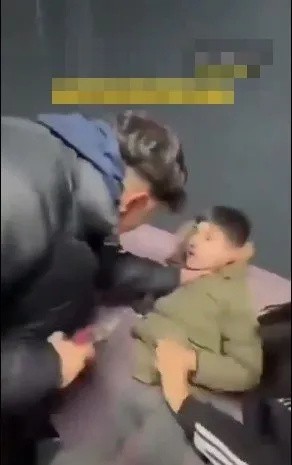 Sosyal medya bu görüntüleri konuşuyor! Sağır ve dilsiz çocuğa işkence: Sana da böyle yaparız!