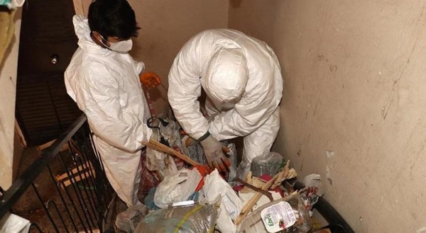 Ekipler şoke oldu! Evden tam 10 kamyon çöp çıktı