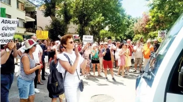 İmamoğlu kendisini protesto eden vatandaşla alay etti: Sesin çok detone