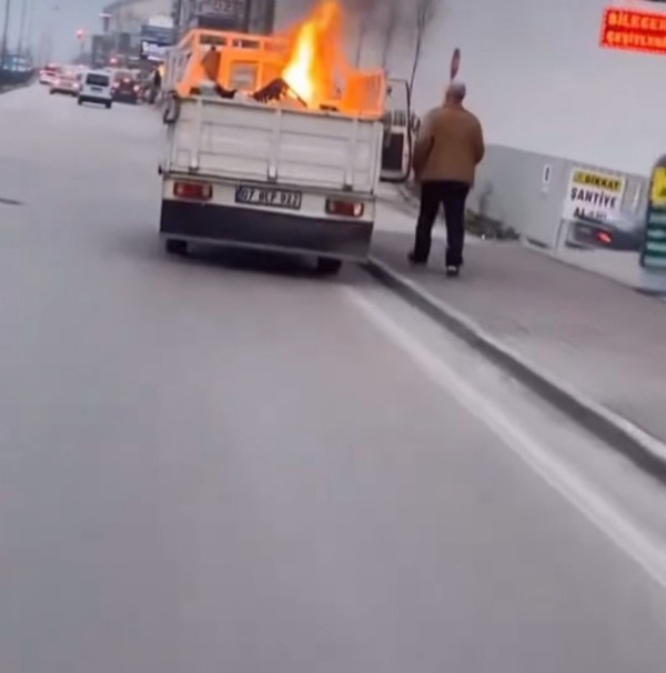 Bursa'da sigara kamyonetin kasasındaki malzemeleri tutuşturdu