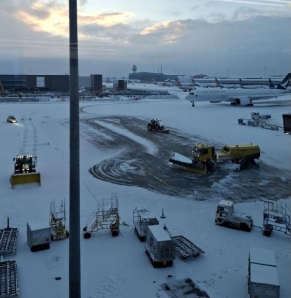 Havalimanında kar alarmı! Uçuşlar tamamen durduruldu