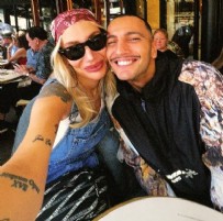 İREM DERİCİ - 12 Yaş Küçük Sevgilisiyle Sözleniyor!