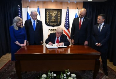 İsrail Meclisi'nde Ayakta Alkışlandı!