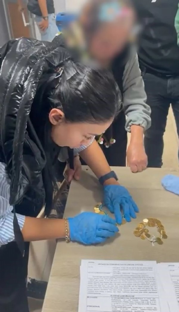 Dilenci değil adeta kuyumcu! Üstünden çıkanlar şaşkına çevirdi