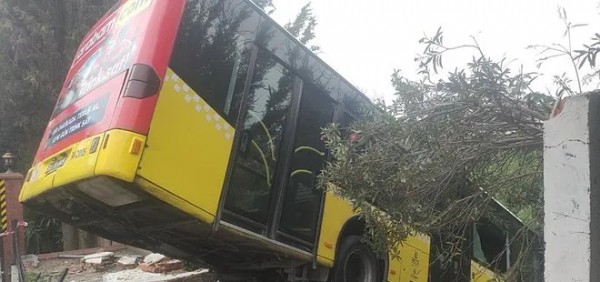 Yine İETT yine kaza! Üsküdar'da İETT otobüsü duvara çarptı
