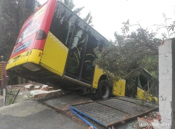 Yine İETT yine kaza! Üsküdar'da İETT otobüsü duvara çarptı