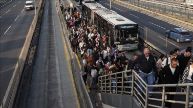 İstanbullunun çilesi bitmiyor! Metrobüs arızaları rutine döndü