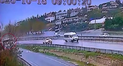 Seyir halindeki İETT yoldan çıktı! E-5'te korku dolu anlar