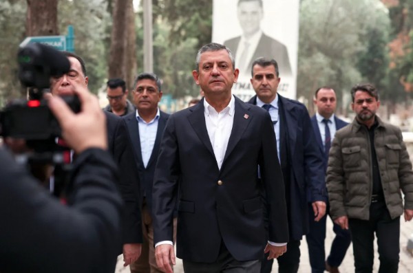 Özgür Özel Kendini Cihan İmparatoruna Benzetti!