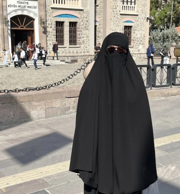 Çarşaf Giyen Kadınlarla Alay Etti!