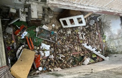 İzmir'de Çöp Sorunu Evlere Taştı!