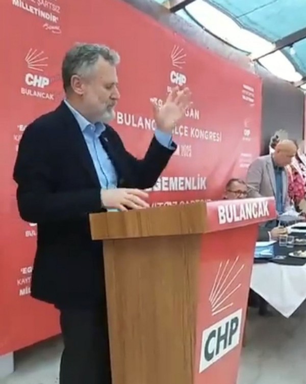 Giresun'da CHP kongresinde gerginlik! İl başkanı mikrofonu fırlatarak kürsüden indi