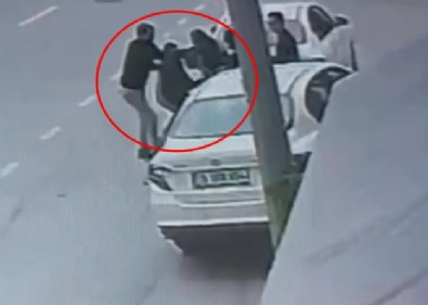 Bursa’da Drift Yapan Sürücü Polise Saldırdı: Silahını Almaya Çalıştı