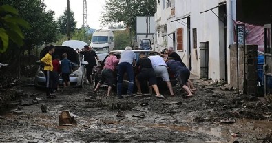 Hatay’ı sağanak vurdu! Engelli kadın için zamanla yarıştılar