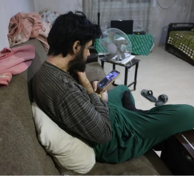 Telefon Bağımlısı Barış Özbay’dan Ailelere Uyarı: “Küçükken Çocuklara Telefon Vermeyin”