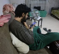 TELEFON BAĞIMLISI - Telefon Bağımlısı Barış Özbay’dan Ailelere Uyarı: “Küçükken Çocuklara Telefon Vermeyin”